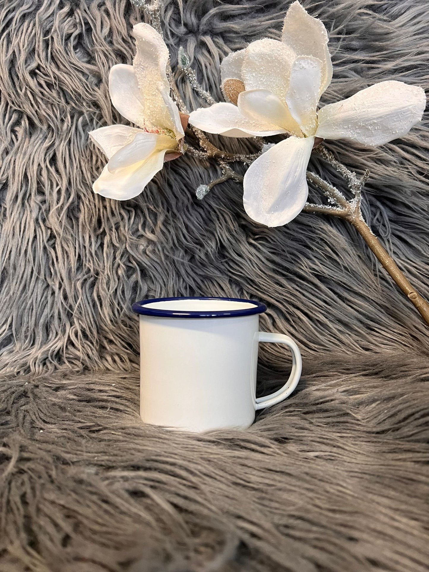 Emaille-Tasse weiß, mit blauem Rand, 10 oz (ca. 300ml), inkl. Druck